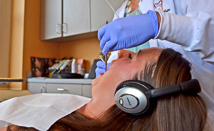 dentist-with-noise-cancellation